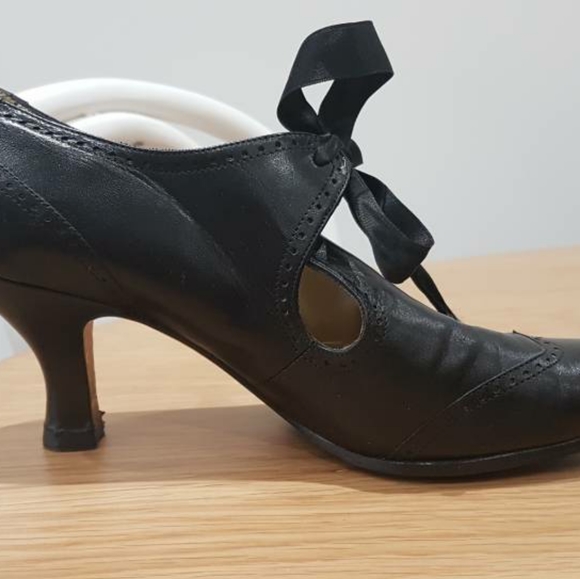 ✨️HOST PICK✨️ Expertly Restored Vintage Kenneth Cole Heels - Picture 4 of 8